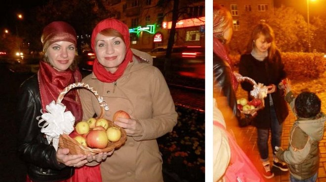 Ижевчанки и их маленький помощник раздавали прохожим яблоки и конфеты Ижевчанки и их маленький помощник раздавали прохожим яблоки и конфеты