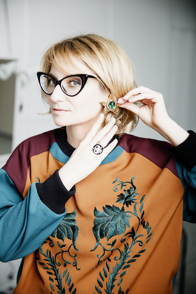 Пуловер, Antonio Marras; кольцо, Alena Gorchakova; клипсы, Yves Saint Laurent 