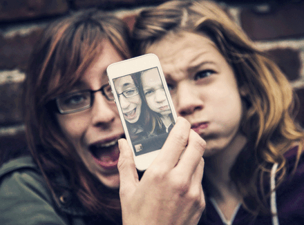 Ugly Faces: новый вид сэлфи Две девушки делают сэлфи