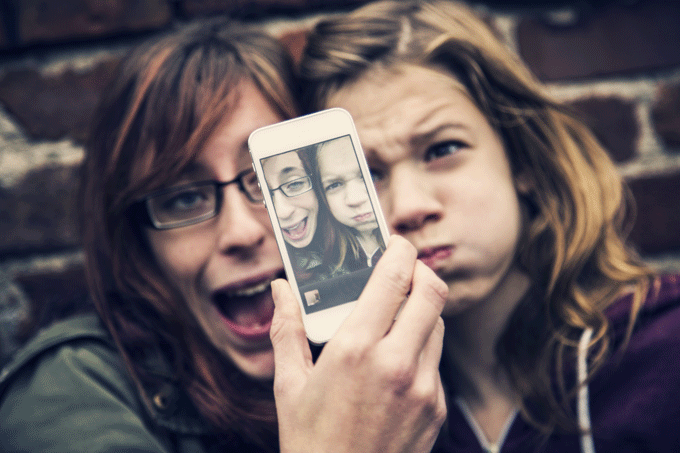 Ugly Faces: новый вид сэлфи Две девушки делают сэлфи