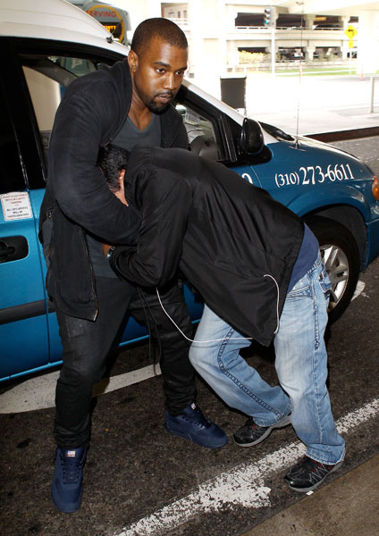 Канье Уэст (Kanye West) избил фотографа Канье Уэст (Kanye West) избил фотографа
