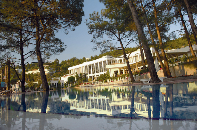 В отеле Rixos Premium Bodrum так много деревьев и воды, что почти не видно людей. В отеле Rixos Premium Bodrum так много деревьев и воды, что почти не видно людей.