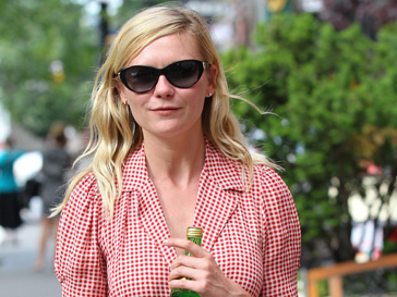 Кирстен Данст (Kirsten Dunst) смешивает одежду демократичных и люксовых брендов Кирстен Данст (Kirsten Dunst) смешивает одежду демократичных и люксовых брендов