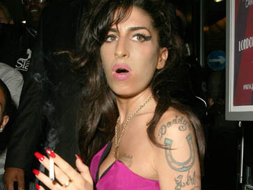 Эми Уайнхаус (Amy Winehouse) прилетела в Москву Эми Уайнхаус (Amy Winehouse) прилетела в Москву