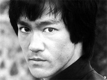 Брюса Ли (Bruce Lee) трудно представить седовласым стариком 70 лет. Брюс Ли, Bruce Lee, кино, боевик