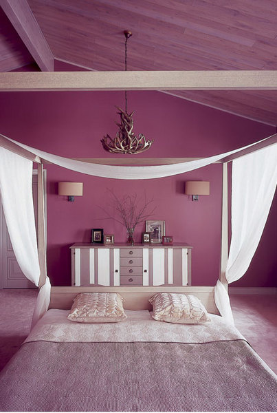 Стены спальни дочери хозяев покрыты красками, Farrow & Ball. Люстра, Flamant. Комод, Roche Bobois. Кровать, Guadarte. Стены спальни дочери хозяев покрыты красками, Farrow & Ball. Люстра, Flamant. Комод, Roche Bobois. Кровать, Guadarte.