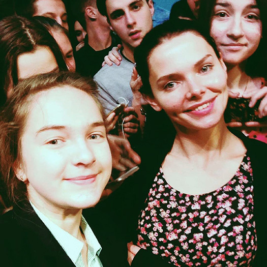 Опять со студентами: фото на память Елизавета Боярская боится фанатов с телефонами: инстаграм фото 2016