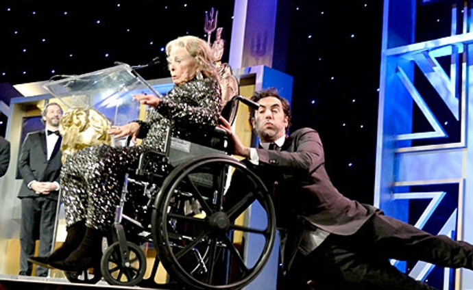 Саша Барон Коэн и старушка в инвалидном кресле