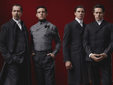 Гари Олдман (Gary Oldman), Джейми Белл (Jamie Bell), Гарет Хедлунд (Garrett Hedlund) и Уиллем Дефо (Willem Dafoe) в рекламной кампании Prada сезона осень-зима 2012/13 Гари Олдман (Gary Oldman), Джейми Белл (Jamie Bell), Гарет Хедлунд (Garrett Hedlund) и Уиллем Дефо (Willem Dafoe) в рекламной кампании Prada сезона осень-зима 2012/13