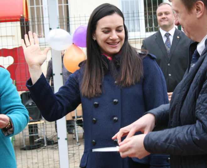 Елена Исинбаева открыла новую спортивную площадку Беременная Исинбаева