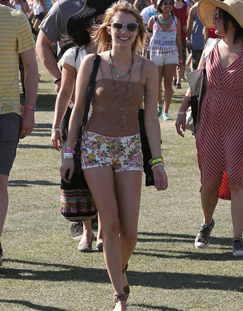 Эмма Робертс (Emma Roberts) на музыкальном фестивале Coachella 2012