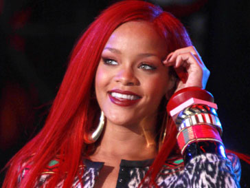 Рианна (Rihanna) упала с высоких каблуков во время концерта Рианна (Rihanna) упала с высоких каблуков во время концерта