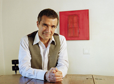 Ги Корно (Guy Corneau), юнгианский психоаналитик, живет в Квебеке (Канада), автор многих книг, среди которых бестселлер «Снова жить!» («Revivre!», Les Éditoins de l’Homme, 2010), где он рассказал о своем опыте борьбы с раком. Эксперт Psychologies, ведет теле- и радиопередачи по психологии, читает лекции и проводит семинары в разных странах. Сайт guycorneau.com