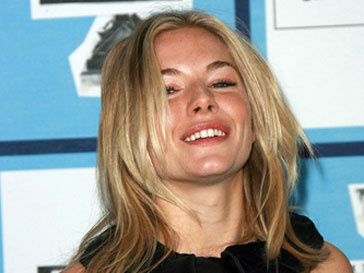 Сиенна Миллер (Sienna Miller) отсудила 100 тыс. фунтов стерлингов Сиенна Миллер (Sienna Miller) отсудила 100 тыс. фунтов стерлингов