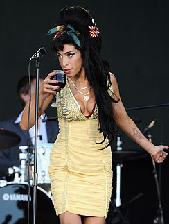 Эми Уайнхаус позволяла выпивать на концертах. Эми Уайнхаус (Amy Winehouse)