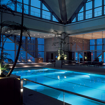 Отель Park Hyatt Tokyo (Япония). В фильме «Трудности перевода» по этому бассейну рассекал актер Билл Мюррей, но примечателен бассейн не только этим. Главное, что находится он на 47 этаже небоскреба, откуда отлично просматривается вся японская столица. Считается, что самые красивые виды можно лицезреть во время ночных заплывов. Отель Park Hyatt Tokyo (Япония). В фильме «Трудности перевода» по этому бассейну рассекал актер Билл Мюррей, но примечателен бассейн не только этим. Главное, что находится он на 47 этаже небоскреба, откуда отлично просматривается вся японская столица. Считается, что самые красивые виды можно лицезреть во время ночных заплывов.