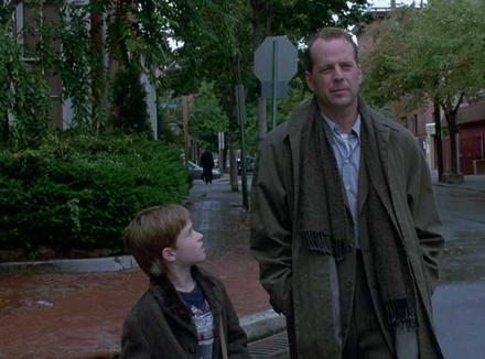 Кадр из фильма «Шестое чувство» (1999 г.) Кадр из фильма «Шестое чувство» (1999 г.)