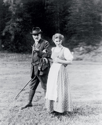 Зигмунд Фрейд (1856–1939) с дочерью Анной, ок. 1913 года