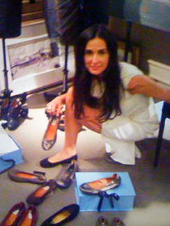 Деми Мур (Demi Moore) продемонстрировала достойную коллекцию балеток. Деми Мур (Demi Moore) продемонстрировала достойную коллекцию балеток.