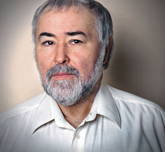 Вадим Петровский, психолог, транзактный аналитик, член-корреспондент Российской академии образования, профессор МГУ им. М.В. Ломоносова и НИУ «Высшая школа экономики». Он автор нескольких книг, в том числе «Человек над ситуацией» (Смысл, 2010).