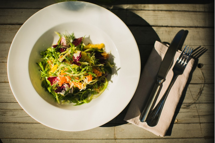 Салат с сельдереем и маринованным лососем Салат с сельдереем и маринованным лососем летние салаты с фото