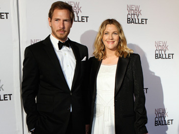 Дрю Бэрримор (Drew Barrymore) с женихом на New York City Ballet Gala в платье Chanel Дрю Бэрримор (Drew Barrymore) с женихом на New York City Ballet Gala в платье Chanel