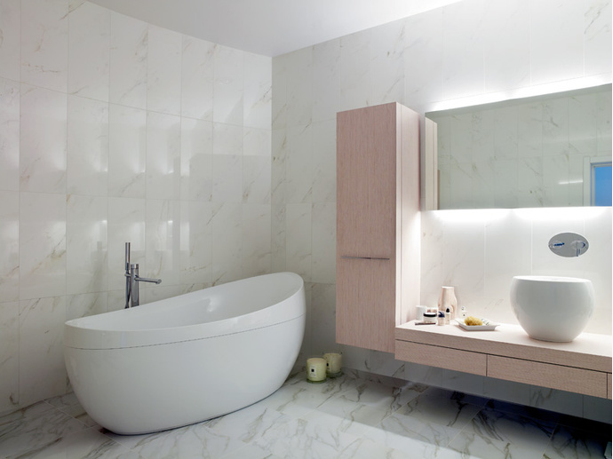 Ванная комната. Стены и пол облицованы мрамором. Мебель, раковина, Duravit, ванна, Villeroy & Boch. 