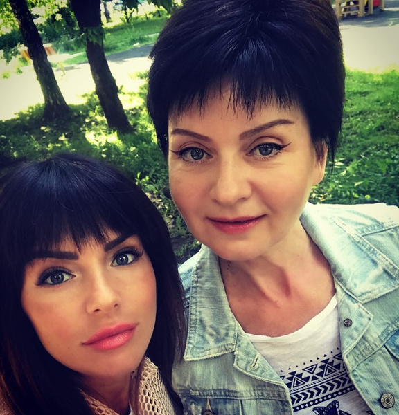 Юля Волкова и ее мама выглядят как ровесницы