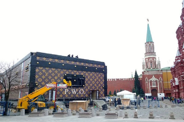 Сундук Louis Vuitton на Красной площади Сундук Louis Vuitton на Красной площади