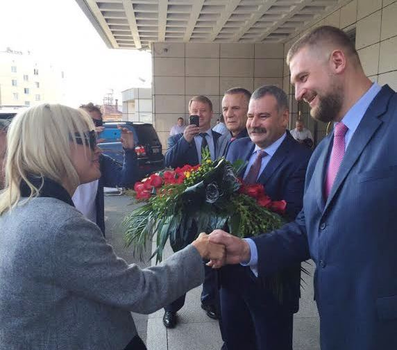 Памела Андерсон прилетела во Владивосток в пальто Памела Андерсон прилетела во Владивосток на экономический форум