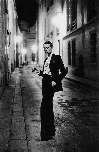 Смокинг, Yves Saint Laurent, фотогафия Хельмута Ньютона Смокинг, Yves Saint Laurent, фотогафия Хельмута Ньютона