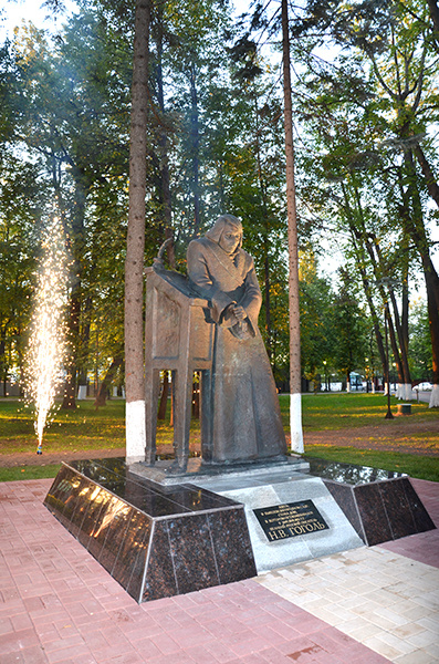 Памятник Гоголю в Калуге Памятник Гоголю в Калуге