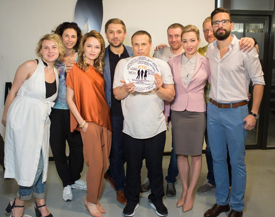 Подружки гимнастки развлеклись, две большие жопы на один член