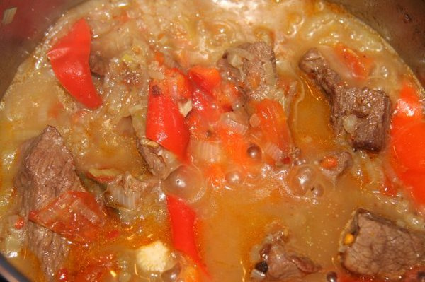 Гуляш из говядины в кастрюле рецепт пошагово в