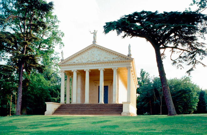 Греческий храм (1747–1749) в английском парке Стоу. Греческий храм (1747–1749) в английском парке Стоу.