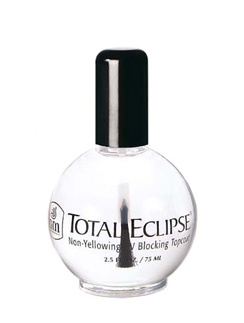 Покрытие Total Eclipse от INM защищает ногти от вредного солнечного излучения.