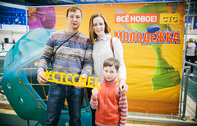 Катя, папа Алексей и брат Павел Учимся кататься на коньках, самые обаятельные конькобежцы Челябинска, фото