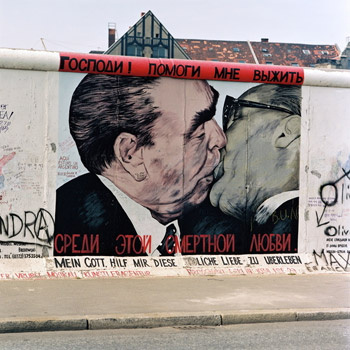 Бернд Кюлер, «Братский поцелуй» (рисунок Дм. Врубеля), 1992 Бернд Кюлер, «Братский поцелуй» (рисунок Дм. Врубеля), 1992