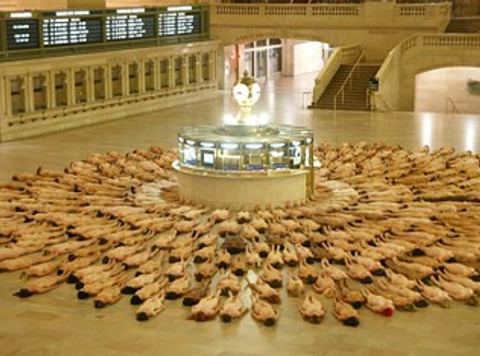 «Голая инсталляция» американского фотографа Спенсера Тьюника (Spencer Tunick) в нью-йоркском Центральном терминале, 26 октября 2003.