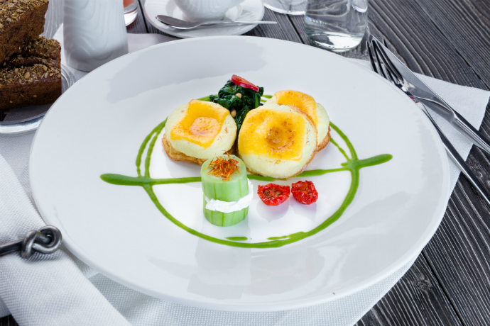 Паровые мини-омлеты с чеддером и молодым шпинатом