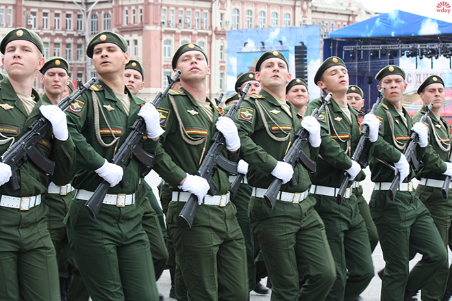 В Ростове прошел парад, посвященный Великой Победе В Ростове прошел парад, посвященный Великой Победе