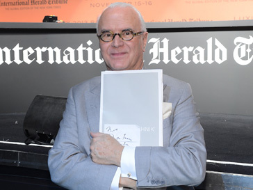 Маноло Бланику (Manolo Blahnik) любит самые экстравагантные туфли, но обувь на платформе в число его фаворитов не входит Маноло Бланику (Manolo Blahnik) любит самые экстравагантные туфли, но обувь на платформе в число его фаворитов не входит