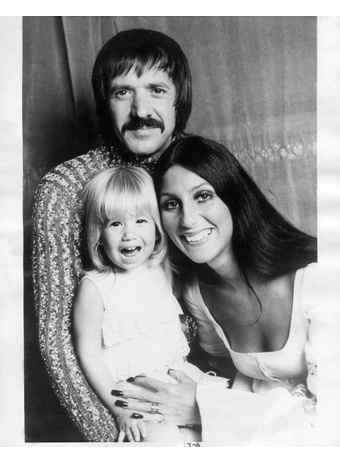 Честити Боно с родителями