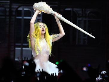 Леди ГаГа (Lady GaGa) прилетела на благотворительный концерт в Токио Леди ГаГа (Lady GaGa) прилетела на благотворительный концерт в Токио