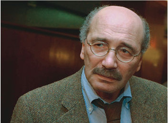 Александр Кабаков, писатель, публицист. Автор знаменитой повести «Невозвращенец» (1988), романа «Беглец» (2008) (см. в сборнике «Русские не придут», АСТ: Астрель, 2010). Лауреат литературных премий Аполлона Григорьева и «Большая книга». Только что закончил в соавторстве с Евгением Поповым книгу воспоминаний, размышлений и рассуждений о Василии Аксенове.