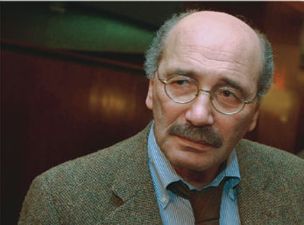 Александр Кабаков, писатель, публицист. Автор знаменитой повести «Невозвращенец» (1988), романа «Беглец» (2008) (см. в сборнике «Русские не придут», АСТ: Астрель, 2010). Лауреат литературных премий Аполлона Григорьева и «Большая книга». Только что закончил в соавторстве с Евгением Поповым книгу воспоминаний, размышлений и рассуждений о Василии Аксенове.