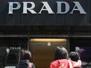 Азиаты у витрины бутика Prada Азиаты у витрины бутика Prada