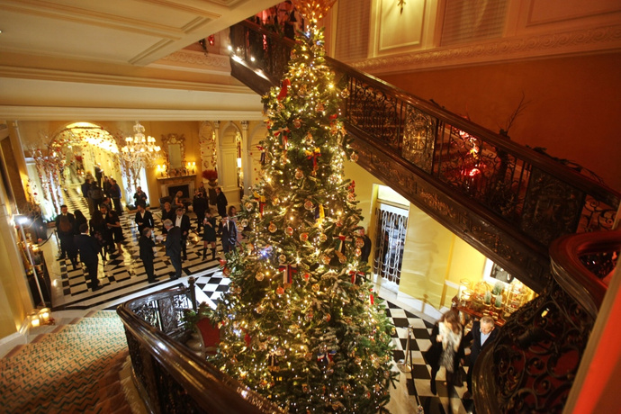 Dolce & Gabbana представили Новогоднюю елку в лондонском отеле Claridges