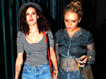 Румер Уиллис (Rumer Willis) с подургой на выходе из ночного клуба Румер Уиллис (Rumer Willis) с подургой на выходе из ночного клуба