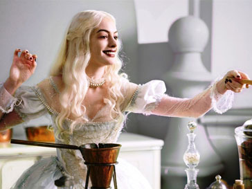 Энн Хэтэуэй (Anne Hathaway) в фильме «Алиса в Стране чудес» Энн Хэтэуэй (Anne Hathaway) в фильме «Алиса в Стране чудес»